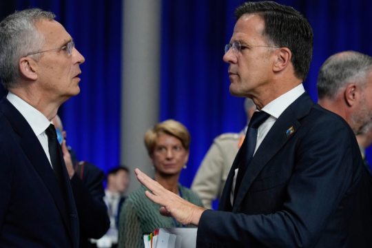 Ο απερχόμενος και ο νέος γ.γ. του ΝΑΤΟ
